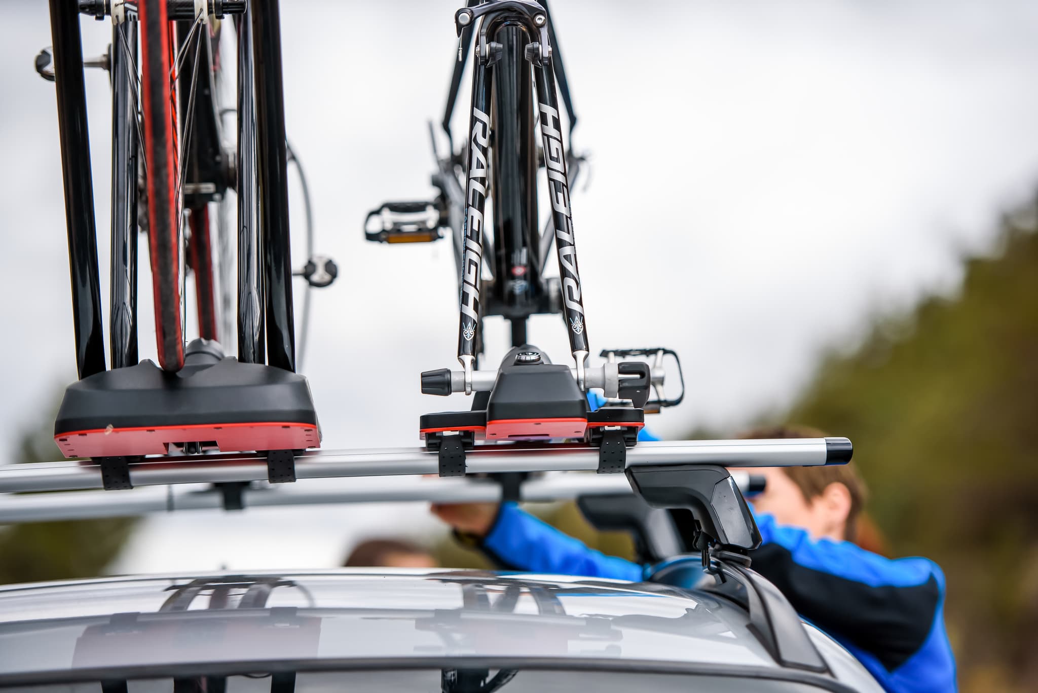 Tips for lifting bikes onto the roof of a vehicle