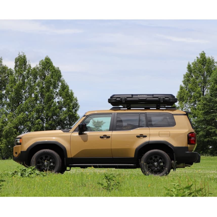 Inno BRM720MBK roof gear case installed on Toyota Highlander