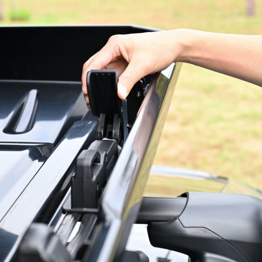 close up view of latching mechanism on Inno BRM850BK Rooftop Cargo box