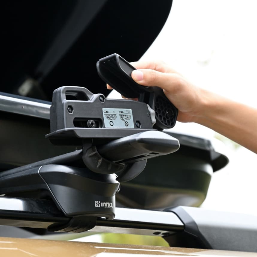 close up view of clamping mechanism on Inno BRM850BK Rooftop Cargo box