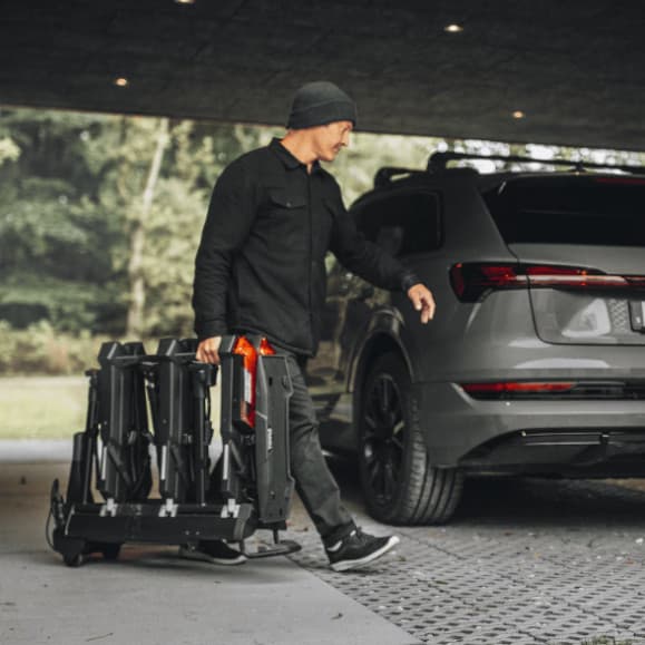 Man carrying Epos 3 to vehicle