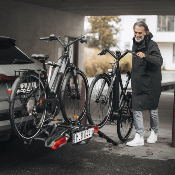 Man using Thule Epos 2 ramp to get bike on rack