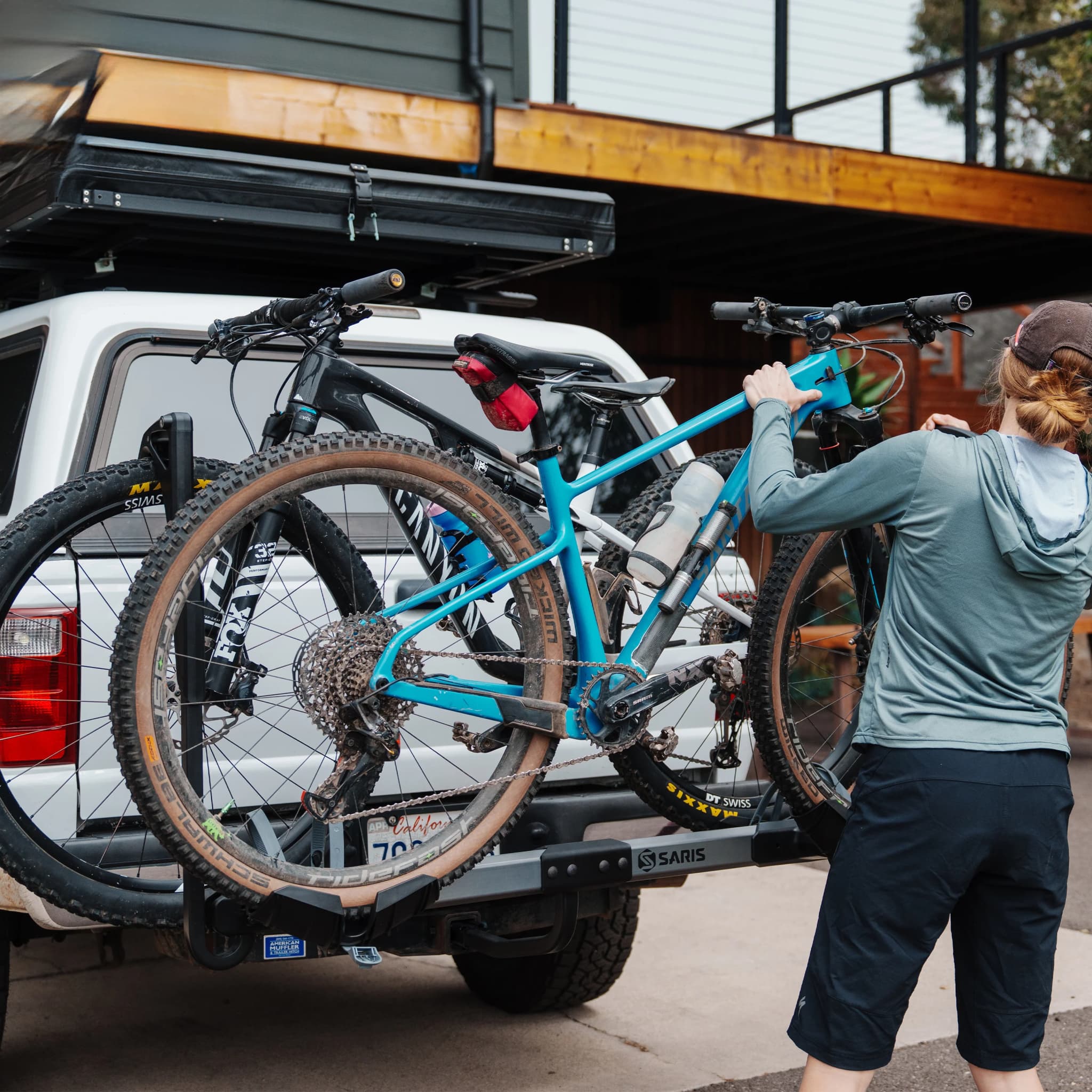 Saris Freedom 4062 Platform bike rack Being loaded with bikes